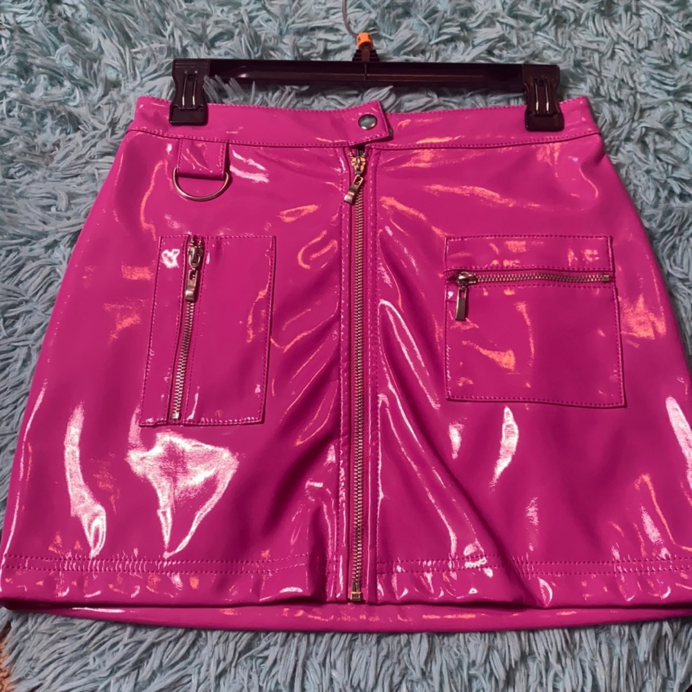 Purple-pinkish With zipper pockets (that actually have pockets).